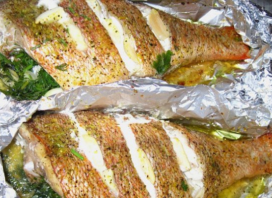 Folyoda pişirilmiş sağlıklı balık